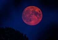 وقتی سایه زمین چهره ماه را به سرخی می نشاند