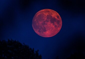 وقتی سایه زمین چهره ماه را به سرخی می نشاند